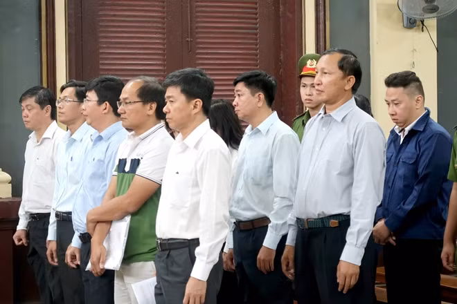 Bị cáo Lê Quang Trí (hàng đầu, bìa phải) và các bị cáo khác tại toà