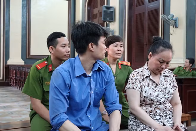 Bị cáo Hoàng và Loan tại tòa