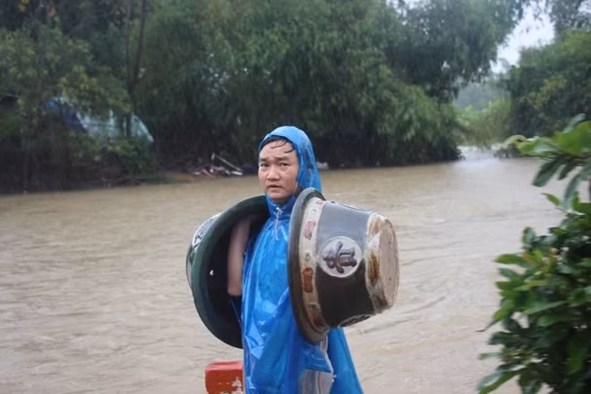 Tất tả dùng chậu mới để thay đất cho mai