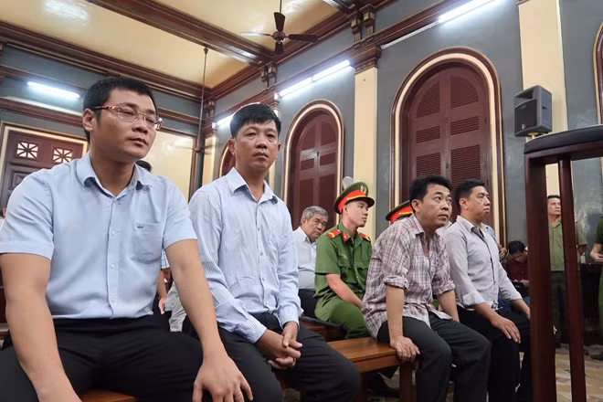 Các bị cáo trong phiên xử sáng nay