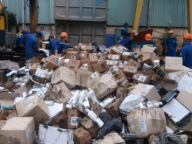 Hàng hóa thực phẩm, hóa mỹ phẩm tiêu hủy ngày 24-10