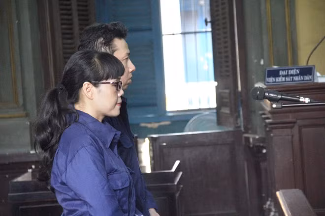 Hai bị cáo Huyền Như và Anh Tuấn đang nghe tuyên án