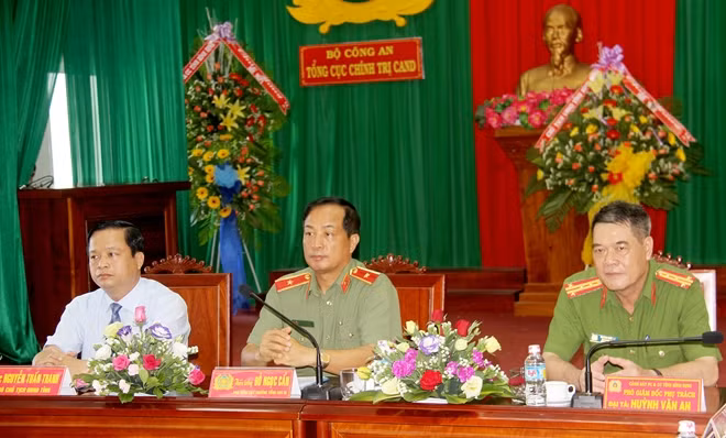 Ảnh từ trái qua: Đ/c Nguyễn Tuấn Thanh, Phó chủ tịch UBND tỉnh Bình Định; Đ/c Thiếu tướng Đỗ Ngọc Cẩn, Phó Tổng cục trưởng Tổng cục Chính trị; Đ/c Đại tá Huỳnh Văn An, Phó giám đốc Cảnh sát PCCC tỉnh Bình Định.