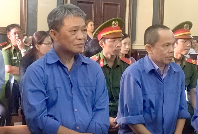 Ông Hoàng Văn Toàn và Trần Sơn Nam tại toà (hàng đầu)