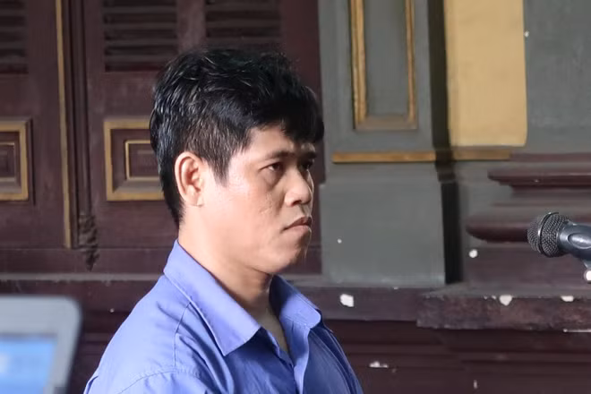 Bị cáo đang nghe tuyên án