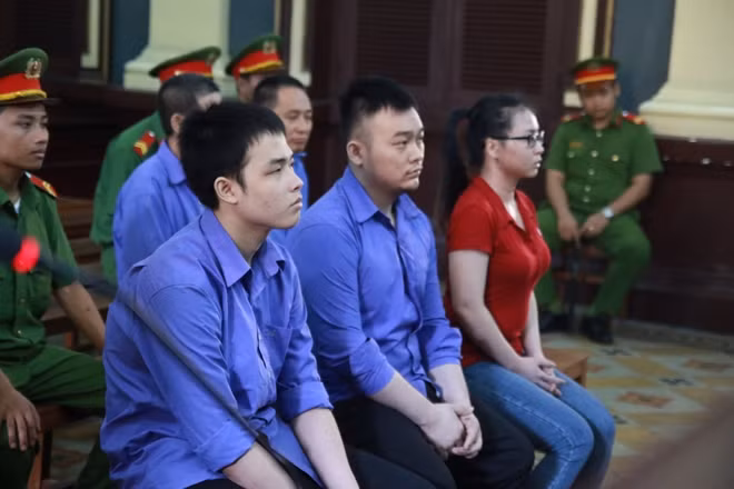 Ba bị cáo tại tòa