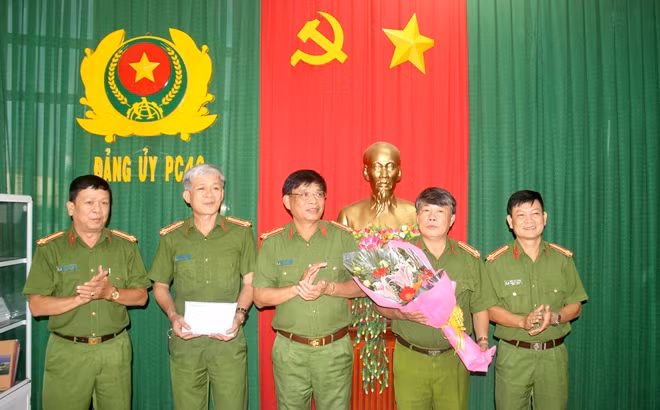Đại tá Nguyễn An Ninh, Phó Giám đốc Công an tỉnh trao tiền thưởng cho Phòng CSKT