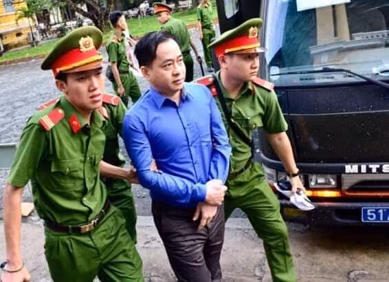 Bị cáo Phan Văn Anh Vũ rời toà để cách ly theo yêu cầu của HĐXX