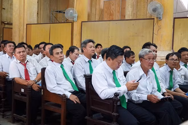 Các tài xế taxi đến toà ủng hộ Vinasun
