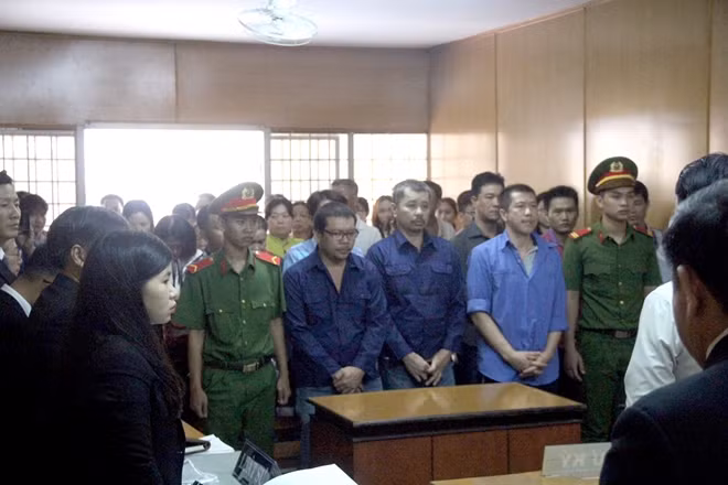 Các bị cáo tại toà.