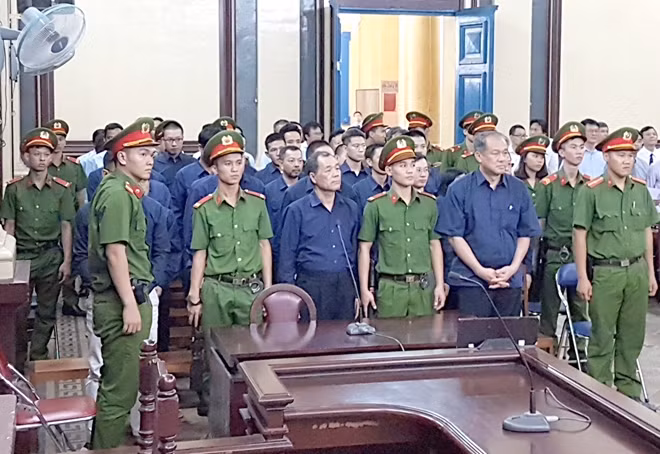 Các bị cáo tại toà.