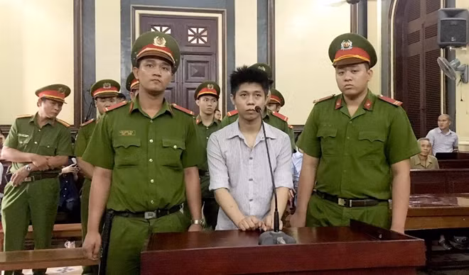 Bị cáo Tình đang nghe tuyên án
