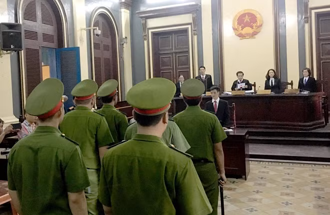 HĐXX công bố quyết định đưa vụ án ra xét xử