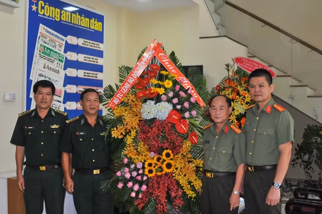 Bộ tư lệnh Bộ đội Biên phòng (phía Nam) đến thăm và chúc mừng Báo CAND