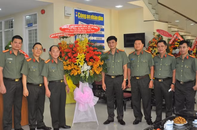 Đảng ủy, Ban Giám đốc Công an TP Hồ Chí Minh tới thăm và chúc mừng Báo CAND
