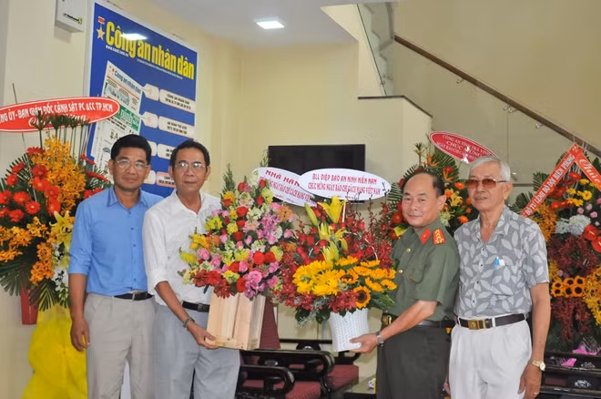 Ban liên lạc Điệp báo An ninh Miền Nam tới thăm và chúc mừng Báo CAND