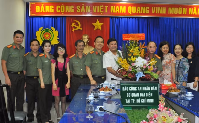 Ông Huỳnh Cách Mạng (thứ năm từ phải sang), Phó Chủ tịch UBND TP Hồ Chí Minh đến thăm và chúc mừng Báo CAND nhân kỷ niệm 92 năm Ngày Báo chí Cách mạng Việt Nam