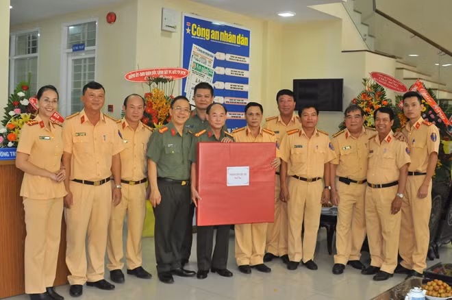 Phòng CSGT Đường bộ - Đường sắt Công an TP Hồ Chí Minh tới thăm và chúc mừng báo CAND