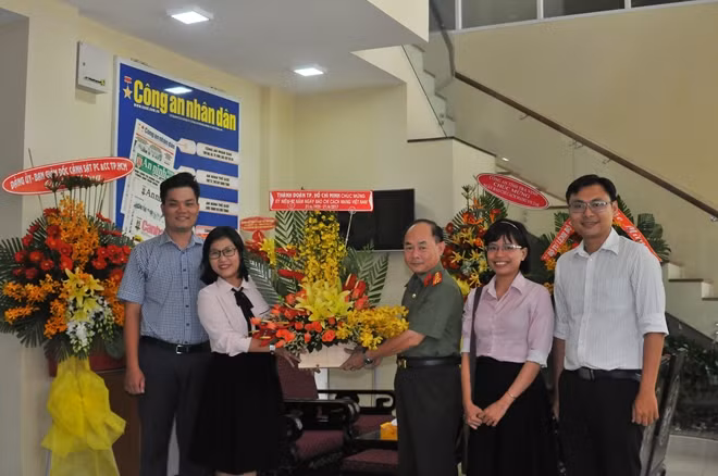 Thành đoàn TP Hồ Chí Minh tới thăm và chúc mừng Báo CAND