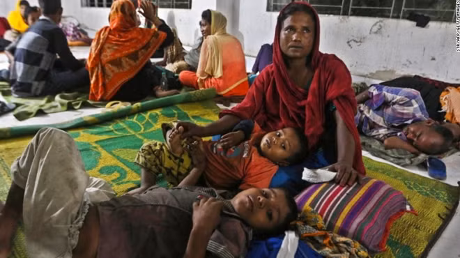 Người dân Bangladesk sơ tán do bão Mora (Ảnh: CNN)