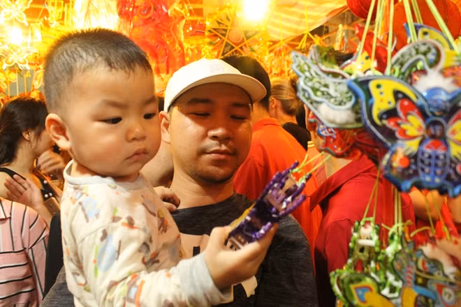 Bé đang xem lồng đèn