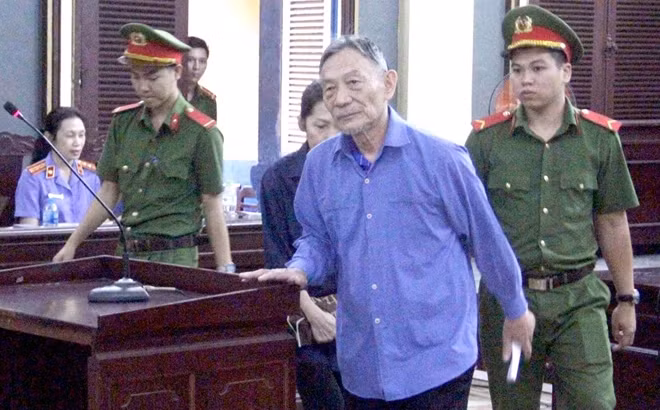 Nguyên Tổng giám đốc công ty tài chính cao su Việt Nam tại toà.