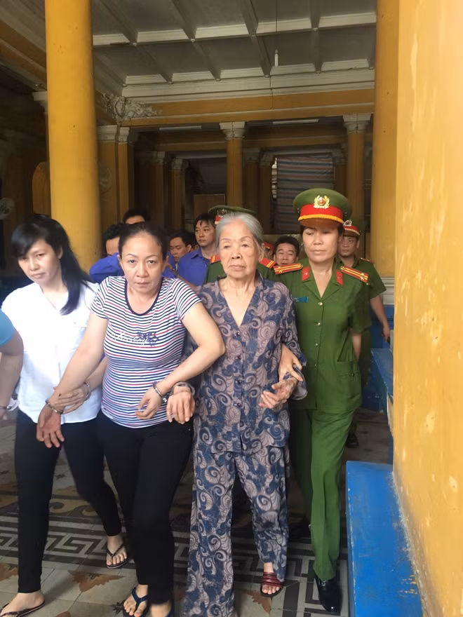 Bị cáo Nguyễn Thị Miết (bìa phải) và các bị cáo khác trong vụ án