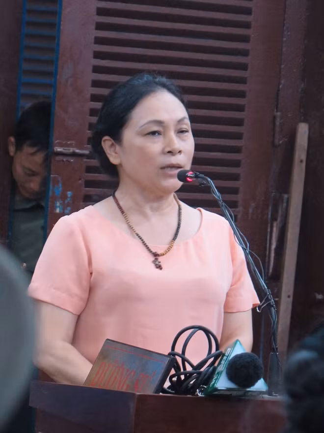 Phương Nga và mẹ trả lời thẩm vấn của các luật sư trong phiên xử ngày 27-6
