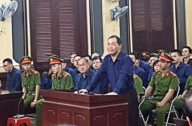 Ông Trầm Bê (đứng) tự bào chữa tại toà.