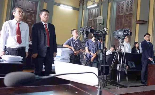 Đại diện nguyên đơn và bị đơn đang nghe tuyên án