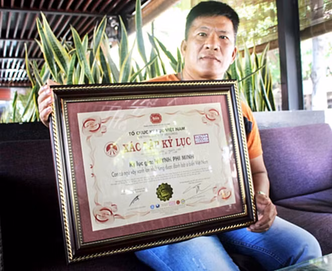 Ông Huỳnh Phi Minh phấn khởi cho biết, ông cảm thấy rất vinh dự khi là người đánh bắt được con cá ngừ vây xanh lớn nhất Việt Nam