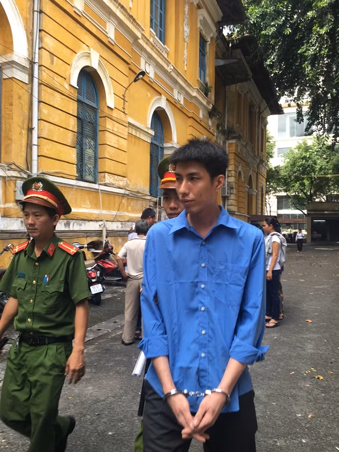 Bị cáo sau phiên xử .