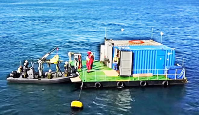 Các kỹ thuật viên đang thử nghiệm diều tuabin