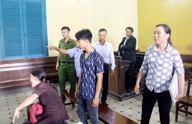 Gia đình bị cáo la hét mất trật tự sau phiên xử
