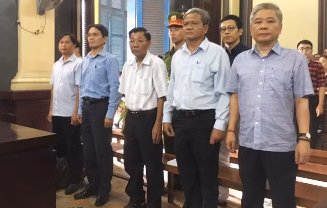Các bị cáo đang nghe VKS đề nghị