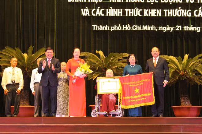 Lãnh đạo Thành uỷ, UBND TP Hồ Chí Minh trao Danh hiệu AHLLVTND của Chủ tịch nước cho Ban Phụ vận Sài Gòn