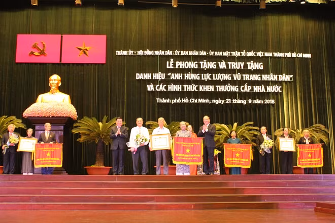 Lãnh đạo Thành uỷ, UBND TP Hồ Chí Minh trao Danh hiệu AHLLVTND của Chủ tịch nước cho Ban Tuyên huấn (Khu uỷ Sài Gòn-Gia Định)