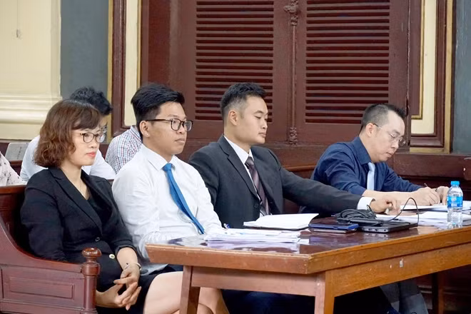 Đại diện Vinasun và Grab tại toà.