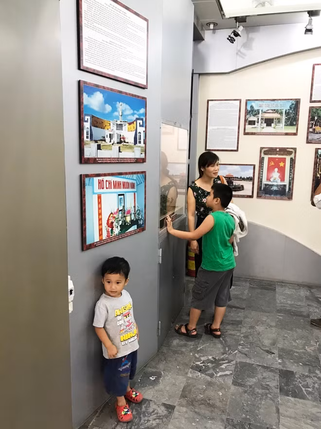 Nhiều du khách lần đầu đến tham quan thật sực xúc động khi được biết thêm về sự nghiệp vĩ đại trong hành trình đi tìm đường cứu nước của chàng thanh niên Nguyễn Tất Thành