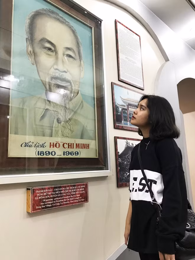 Cháu Nguyễn Nhã Uyên, học sinh lớp 8 trường THCS Trần Văn Ơn, quận 1, TP Hồ Chí Minh thật sự thích thú và xúc động khi được tham quan hình ảnh, hiện vật trong di tích Bến Nhà Rồng