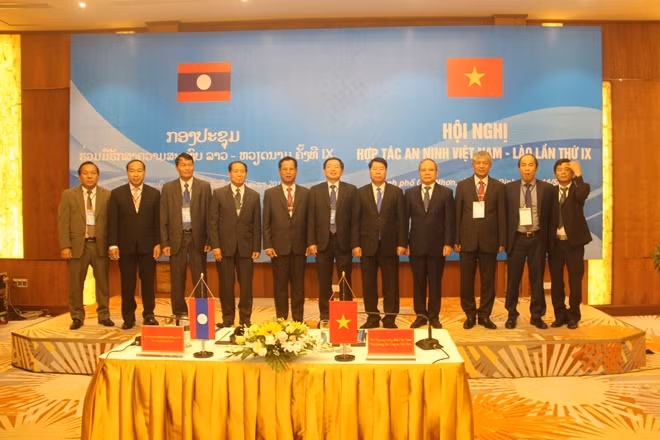 Các đại biểu dự Hội nghị chụp ảnh lưu niệm