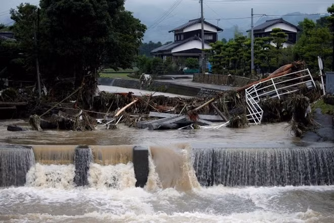 Một khu vực bị hư hỏng do dòng nước dâng lên sau khi mưa lớn ở Asakura, tỉnh Fukuoka