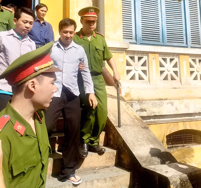 Bị cáo Hùng và Cường bị dẫn giải về trại giam sau khi toà tuyên án