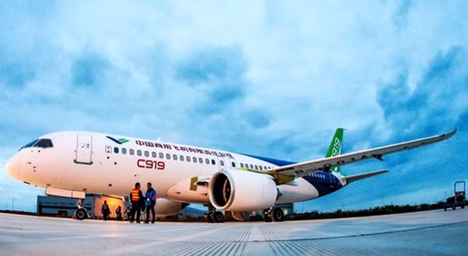 Máy bay C919 của Trung Quốc trên đường băng