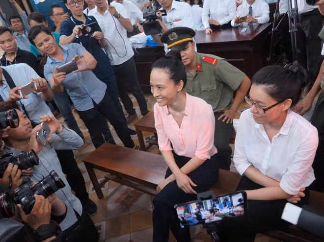 Hai bị cáo Nga và Dung vui mừng khi nghe thông tin sẽ được tại ngoại