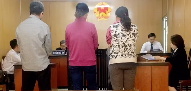 Các bị cáo đang nghe tuyên án