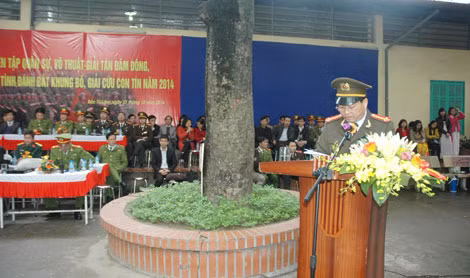 Đại Đoàn Ngọc Hùng – Phó Giám đốc Công an TP Hà Nội phát biểu chỉ đạo tại buổi Diễn tập võ thuật, quân sự và phương án giải tán đám đông, chống khủng bố, biểu tình bất hợp pháp.