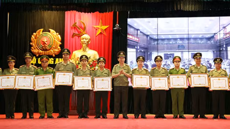 Đại tướng Trần Đại Quang, Ủy viên Bộ Chính trị, Bí thư Đảng uỷ Công an Trung ương, Bộ trưởng Bộ Công an trao Bằng khen của Bộ Công an cho các tập thể có thành tích xuất sắc.