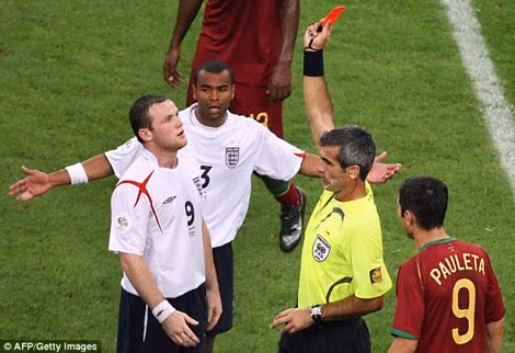 Rooney nhận thẻ đỏ ở trận gặp Bồ Đào Nha khiến ĐT Anh bị loại. Rooney nhận thẻ đỏ ở trận gặp Bồ Đào Nha khiến ĐT Anh bị loại.