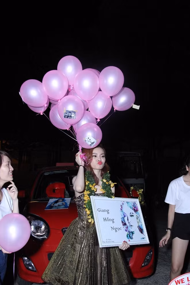 Trong Đêm gala, bên cạnh khoảnh khắc xúc động nhận giải trên sân khấu, Giang Hồng Ngọc còn gây ấn tượng khi tái hiện lại 2 phần thể hiện từng ghi dấu tên tuổi của cô trong “Hoà âm ánh sáng” là tiết mục: Con cò, My Everything… Song song đó, lần đầu tiên Giang Hồng Ngọc kết hợp với Isaac để thể hiện ca khúc “Thu cuối” và nhận được nhiều sự cổ vũ từ khán giả đến trực tiếp xem chương trình. Bất ngờ lớn nhất, sau khi nhận giải thưởng của chương trình, Giang Hồng Ngọc đã được fanclub tổ chức ăn mừng ngay trong đêm. Đây là những giây phút khiến cho cô rất xúc động và nghẹn ngào.
